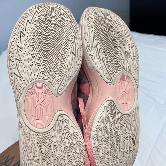 Nike - Picture 4 of 5